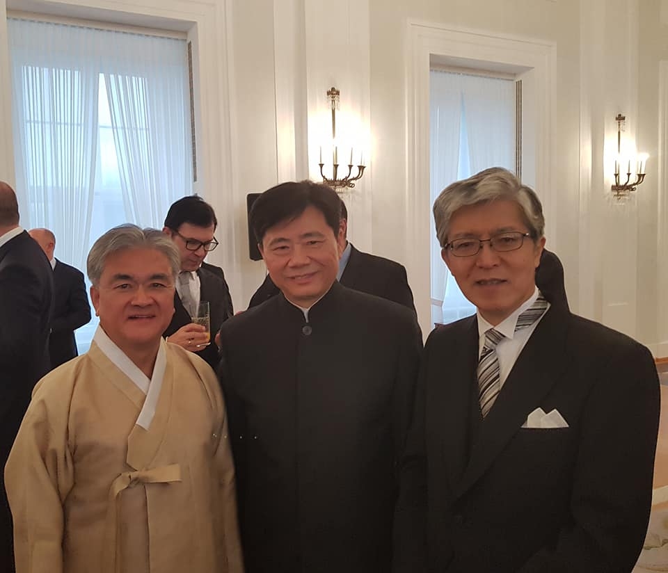 인민복 차림의 중국 대사, 연미복 일본 대사.(사진=정범구 대사)