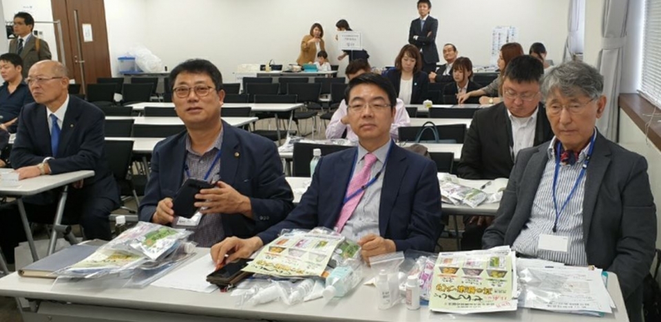 지난해 일본에서 열린 규소 관련 학회에 참석한 이시형 박사와 선재광 박사(맨 오른쪽부터).