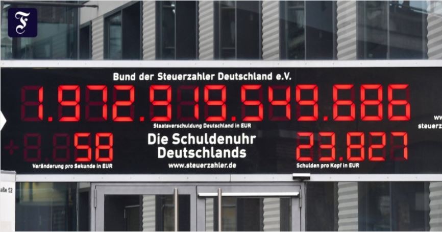 ​독일납세자연맹이 제작한 "정부채무 시계"- 정부채무 1.972조 유로, 초당 증가액 58 유로, 국민 1인당 채무액 23,827유로임을 전광판으로 알리고 있다.