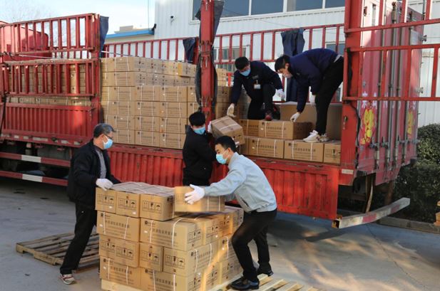 베이징동화원 본사에서 생산한 제품을 화물차량에 싣고 있는 장면.