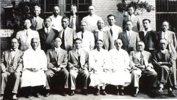 1949년에 조선어학회사건으로 고초를 겪은 이들이 모인 십일회 모습 찍그림.