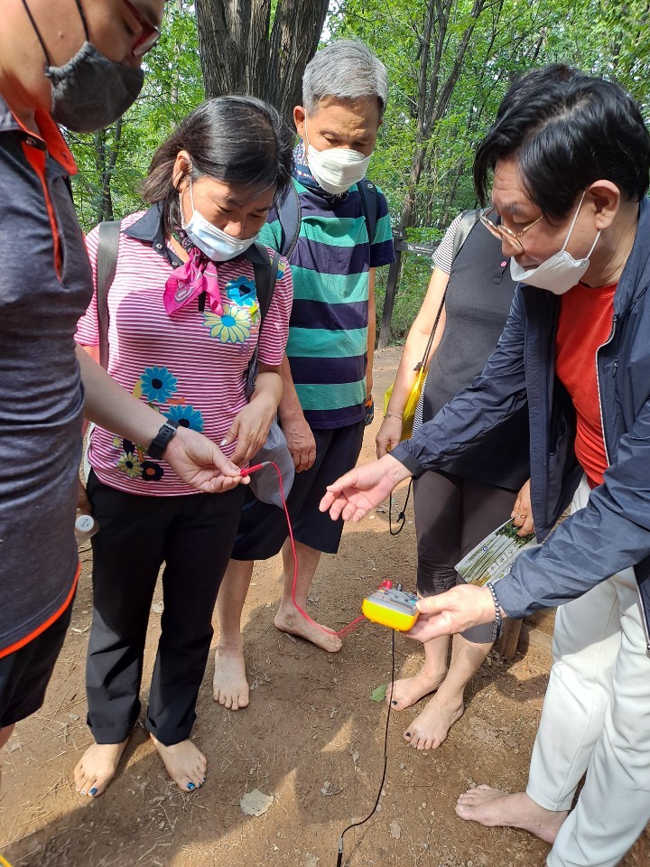 접지 테스트 장면.(사진=맨발걷기시민운동본부)