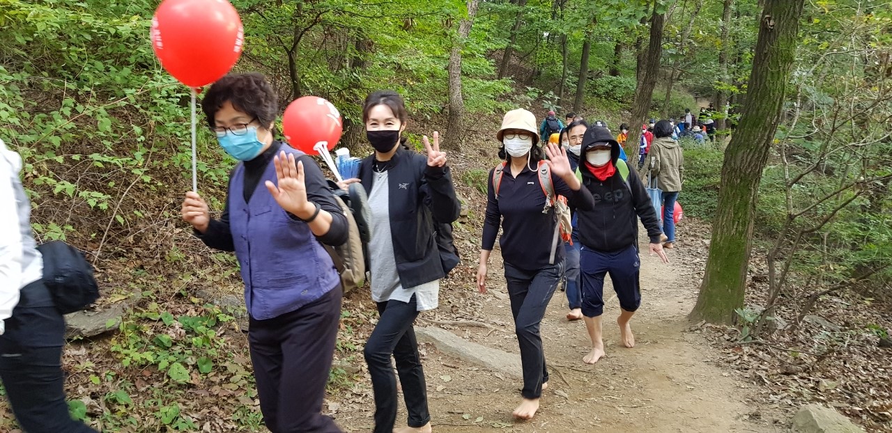 지난 10일 서울 강남구 일원동 대모산 둘레길을 맨발로 걷고 있는 시민들.(맨발걷기시민운동본부 제공)