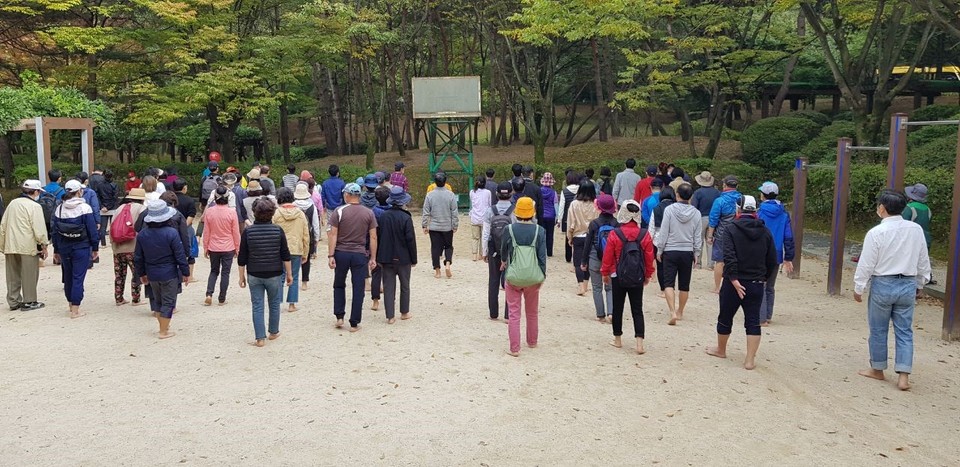 지난 10일 서울 강남구 일원동 한솔공원의 농구장에서 맨발걷기를 하는 시민들.(사진=맨발걷기시민운동본부 제공)