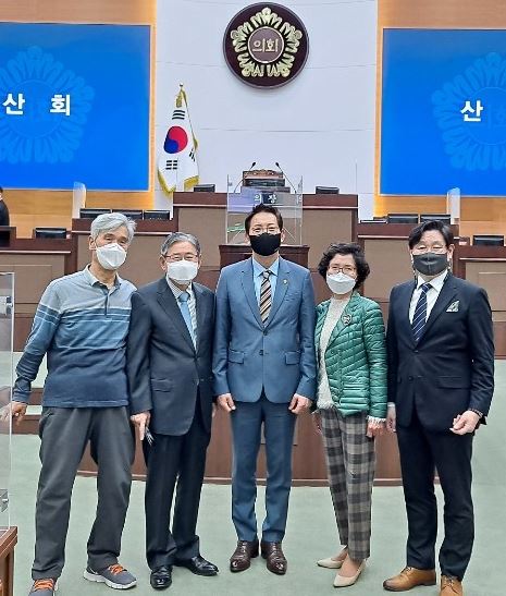 성중기 의원(가운데)이 18일 서울시의회를 방문한 시민들과 기념 촬영하는 장면.