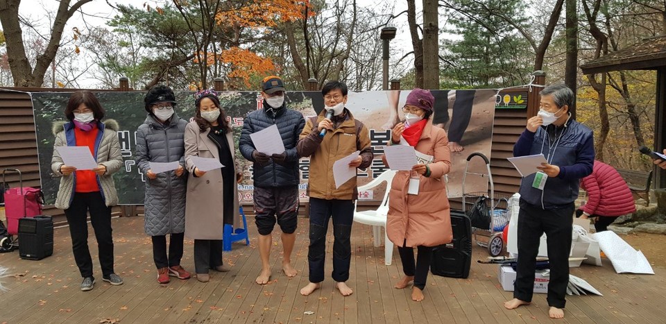 '맨발찬가' 발표 장면.(사진=맨발걷기 시민운동본부 제공)