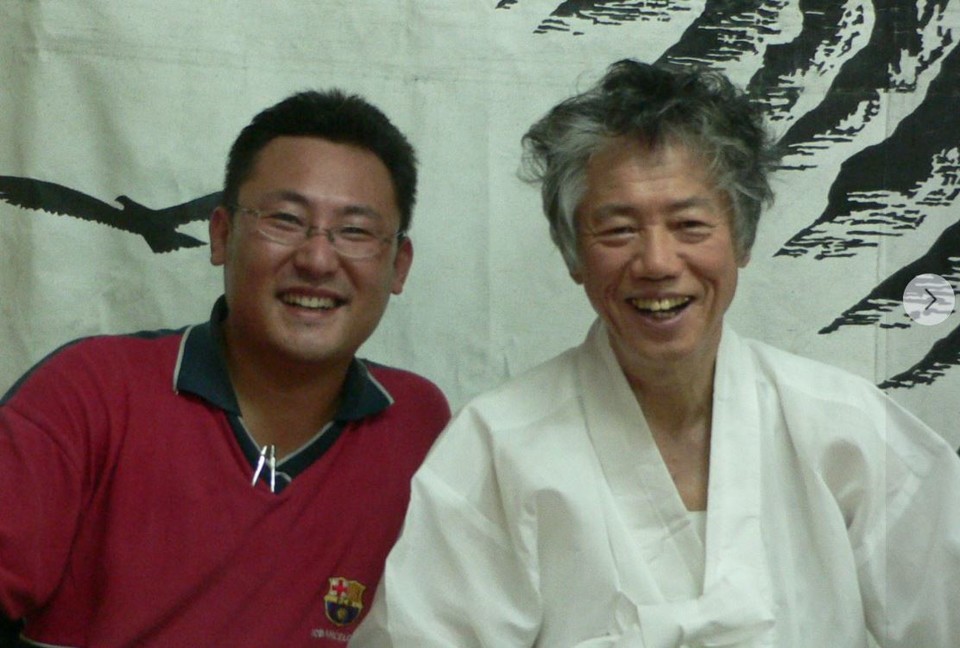 통일운동가 백기완 선생과 전직 축구기자 최원창 씨(왼쪽).