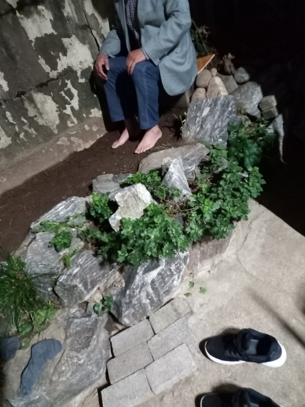 청원인의 친정아버지가 집마당에 흙밭을 만들어 그 위를 맨발로 접지하는 장면(사진 제공=맨발걷기시민운동본부)