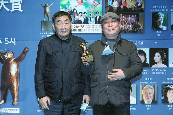 최우수 연출상 수상자 이태훈 배우(오른쪽)와 시상자 허성윤 대표.