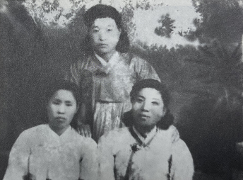 동북군정대학 길림분교 교도대 시절의 황정자(앞줄 맨 왼쪽, 1946년)