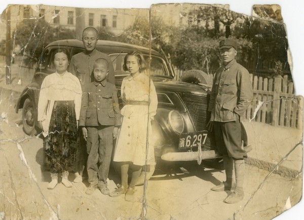 남영철(맨 오른쪽)이 중국 하얼빈에서 운전기사로 일하던 시절.