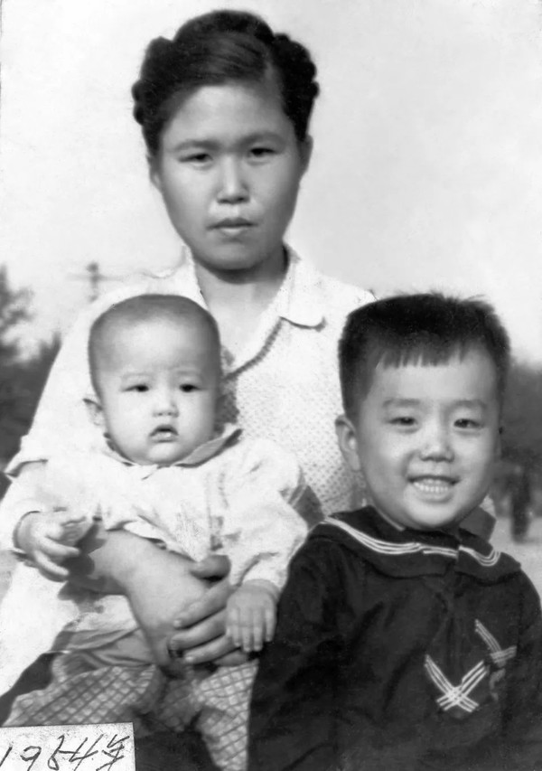 두 아이의 엄마가 된 황정자(1955년)