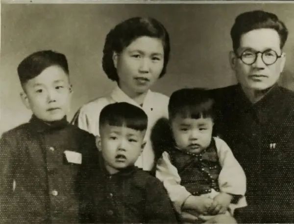 세 아이들과 황정자, 남영철 부부(1958년)