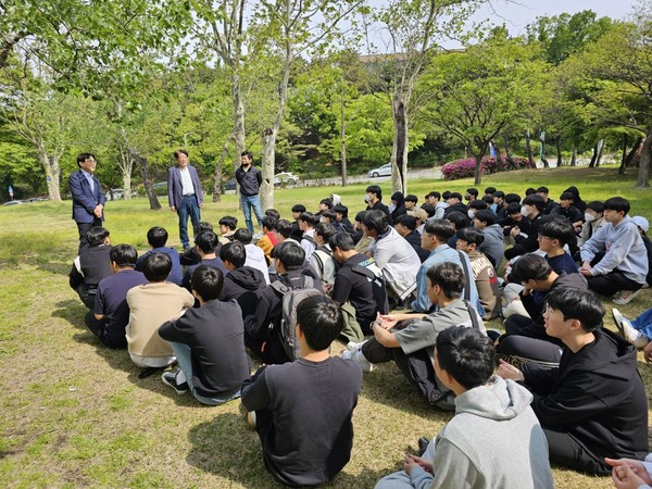 세광고 재학생들이 서울대 캠퍼스 투어를 하면서 잔디광장에서 선배들과 만나고 있다.