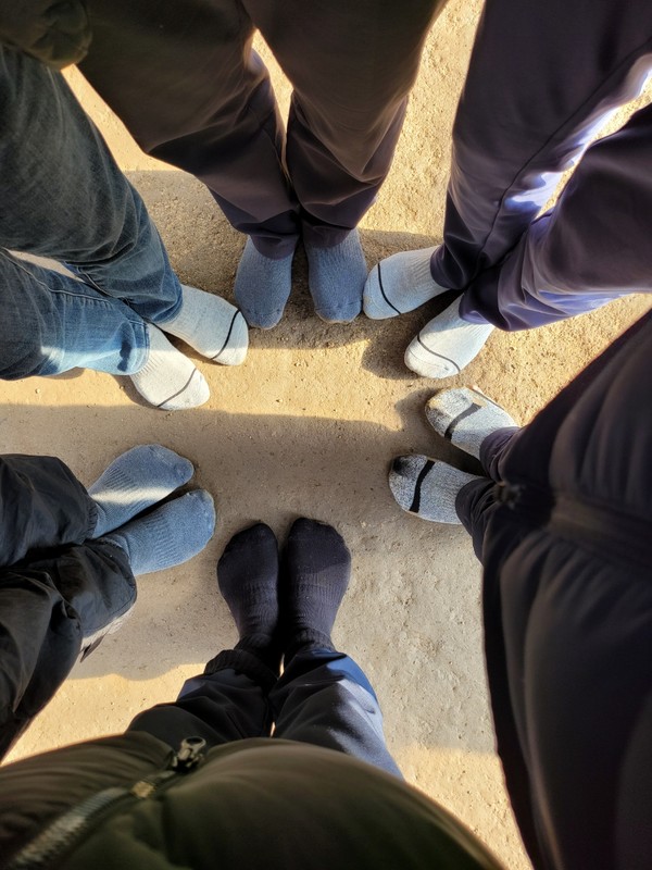 비닐하우스에서 맨발걷기를 하는 시민들이 맨발양말을 착용한 발을 모아서 기념촬영을 했다.