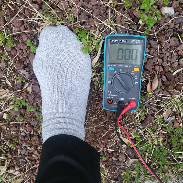 약손월드 '어싱양말'의 전도성 테스트를 하면 '0'으로 나온다. 땅속의 음전자가 연결되어 맨발걷기 효과를 내는 접지효과가 있음이 입증된 것이다.