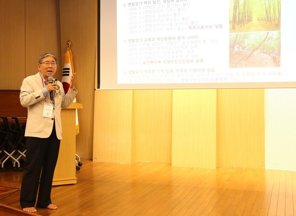박동창 맨발걷기국민운동본부 회장이 19일 국회 도서관에서 열린 포럼에서 국가 보건정책방향의 대전환을 촉구하고 있다.
