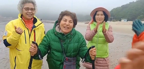 맨발걷기로 강직인간증후군에서 치유된 박상옥 씨(가운데).(맨발걷기국민운동본부 제공)