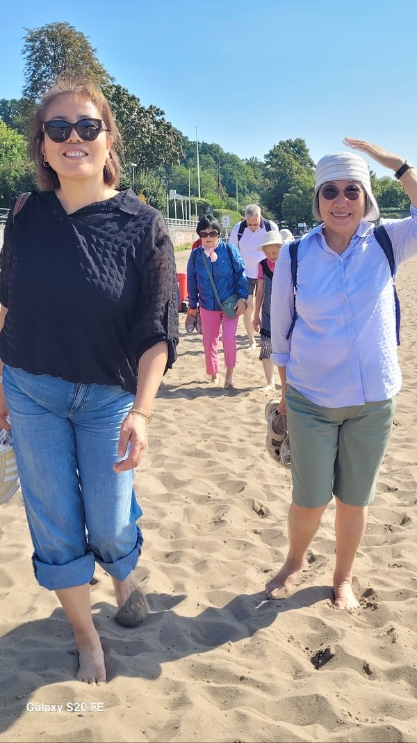 맨발걷기를 하는 도이칠란트 함부르크 교민들.(함부르크 교민회 제공)