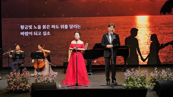 '맨발 아미사 힐링센터'의 남양우 회장(오른쪽)과 이재숙 부회장이 '사랑의 듀엣'으로 노래치유를 하는 장면. 이 부회장은 아미사 요들합창단 부회장으로도 활동 중이다.