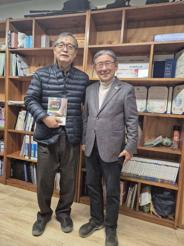 고장면 교수와 박동창 회장(오른쪽).