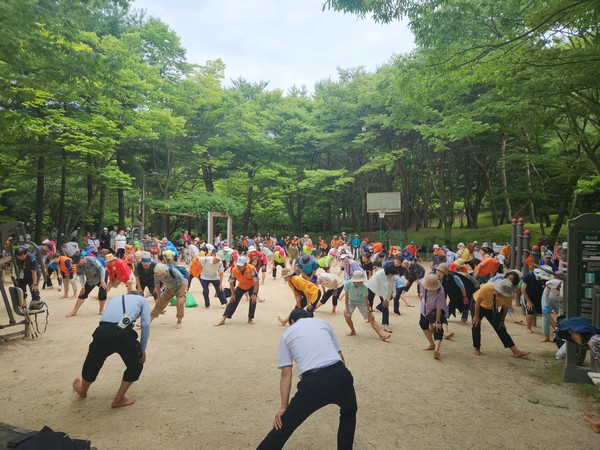 대모산 한솔공원에서 맨발체조를 하는 시민들.(맨발걷기국민운동본부 제공)