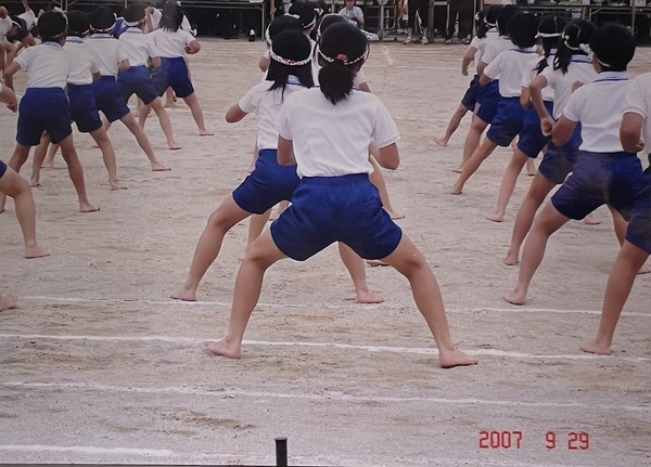 맨발로 체조를 하는 일본 초등학교 어린이들.(사진=오선아 지회장 제공)