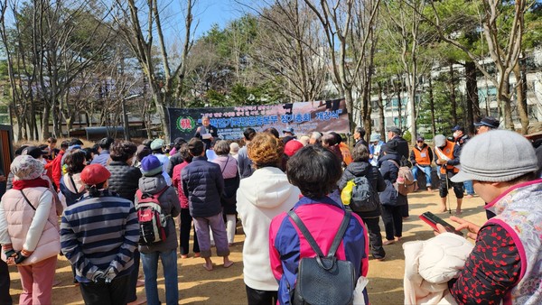 15일 서울 강남구 일원동 대모산 한솔공원에서 열린 맨발걷기국민운동본부의 맨발힐링스쿨 2025년 개강식.