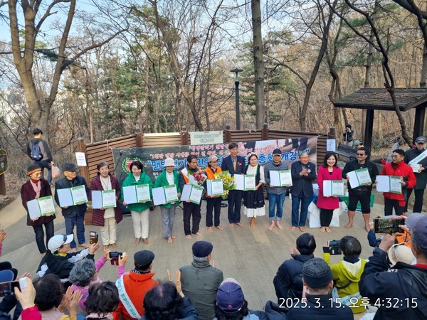 2025년도 맨발걷기국민운동본부의 개강식 및 정기총회가 15일 서울 강남구 대모산에서 열렸다.
