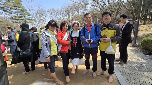 맨발걷기국민운동본부의 신임 이사로 15일 합류한 조석남 전 조선미디어그룹 스포츠조선 편집국장(앞줄 오른쪽 두 번째)이 맨국본 회원들과 기념촬영을 하고 있다.
