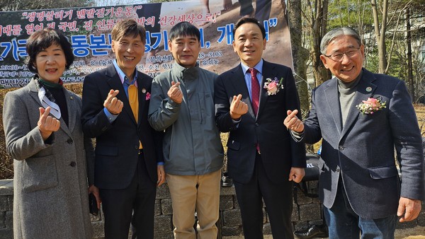 조성명 강남구청장이 맨발걷기국민운동본부에게서 감사패를 받았다. 오른쪽부터 박동창 회장, 조 구청장.