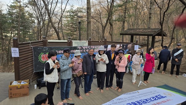 맨발걷기국민운동본부는 15일 정기총회에서 ‘동절기 100일 맨발걷기 대장정’의 영광의 수상자들을 발표했다.(사진은 기사와 직접적인 관련 없음.)