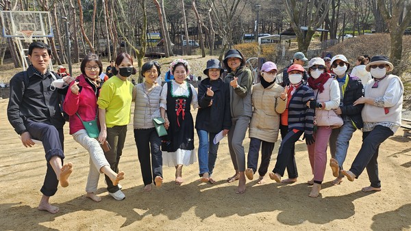 맨발걷기국민운동본부 2025년 개강식이 15일 강남 대모산에서 열렸다. 맨발걷기국민운동본부의 사단법인 설립 전환에 필요한 모금액이 7천400만 원을 돌파했다고 이날 공개됐다.