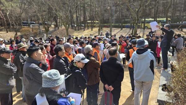 맨발걷기국민운동본부의 2025년 개강식이 열린 15일 서울 강남 일원동 한솔공원에서 박동창 회장의 회원들에게 올해 사업계획과 정관 개정안 등을 설명하고 있다.