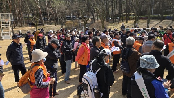 맨발걷기국민운동본부의 15일 정기총회 및 개강식 장면.