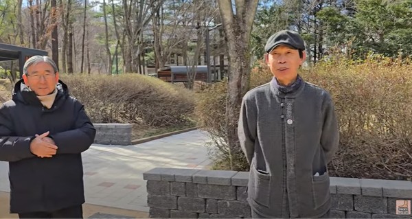 권오룡 광명지회장이 '맨발걷기 바로하기'의 출간 배경을 밝히고 있다. 왼쪽은 박동창 맨발걷기국민운동본부 회장.(유튜브 화면 캡쳐)