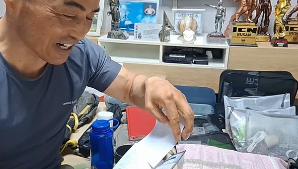 유튜브로 준비 물품을 설명하는 유병호 씨.