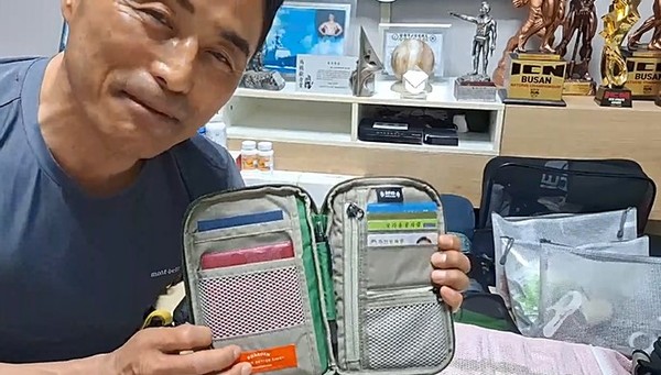 유튜브로 준비 물품을 설명하는 유병호 씨.