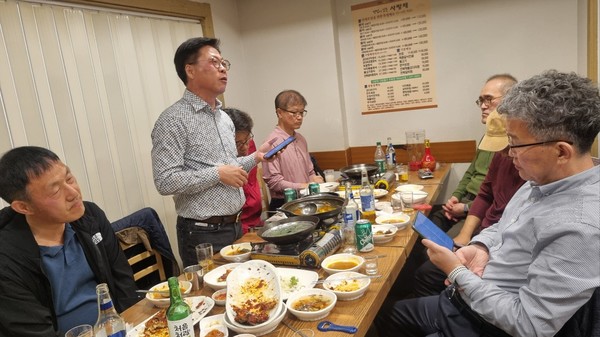 김전배 회장(왼쪽 가운데)이 회칙 개정안을 설명하고 있다.