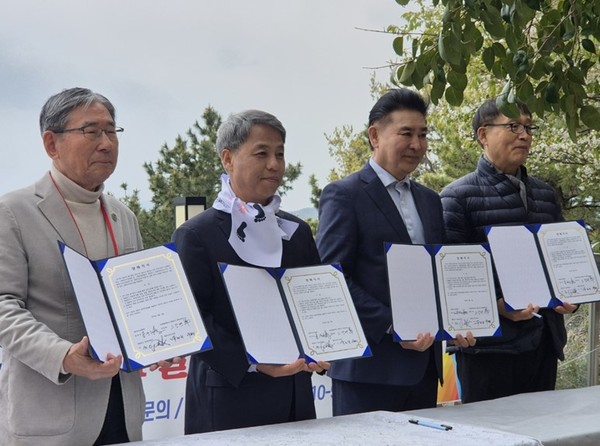 좌측부터 박동창 맨발걷기국민운동본부 회장, 표연근 여수요양병원원장, 유제성 대한건강걷기연맹 총재, 고장면 맨발걷기생명과학연구소 소장