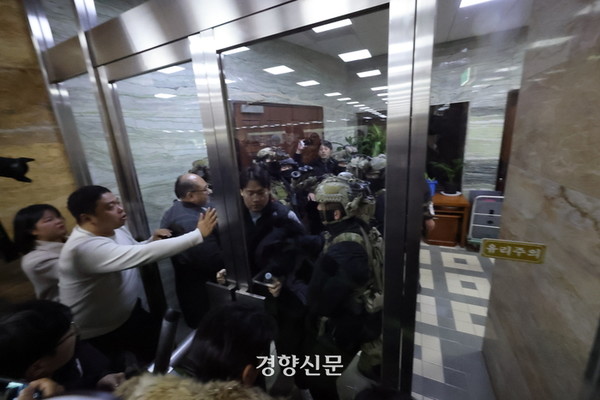 왼쪽 흰색 티셔츠 차림이 김정현 보좌관. 출입문을 사이에 두고 계엄군과 맞서고 있다.
