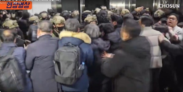 오른쪽 흰색 티셔츠가 김정현 보좌관. TV조선 화면 캡쳐.