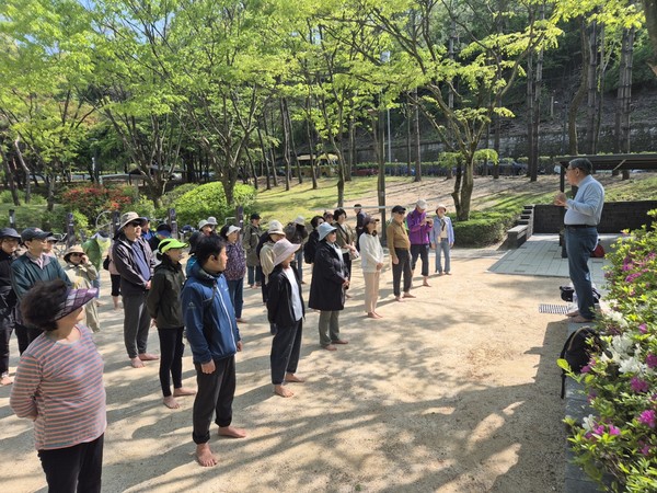 참가자 등록장소인 대모산 한솔공원 농구장.