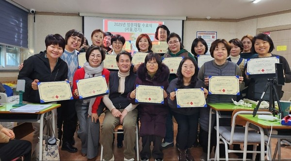 관절구축 예방을 위한 방문재활 기초, 심화과정 수료증을 받고 기념 촬영을 하고 있다. 앞줄 왼쪽에서 5번째가 최창선 원장.
