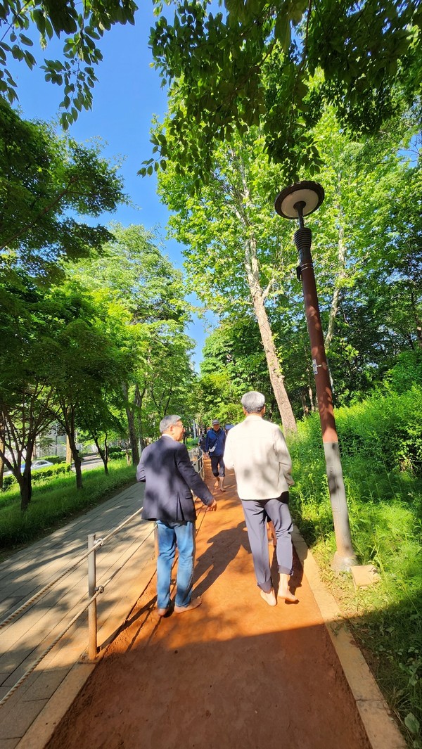 박동창 회장과 서울 강남구 대치동 황톳길을 걷는 임학섭 소장.