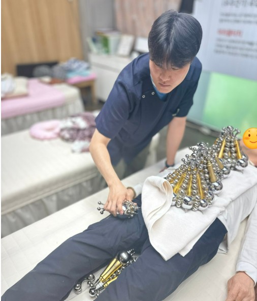 박찬빈 씨가 미라클터치를 활용하여 뼈마사지를 하는 장면.