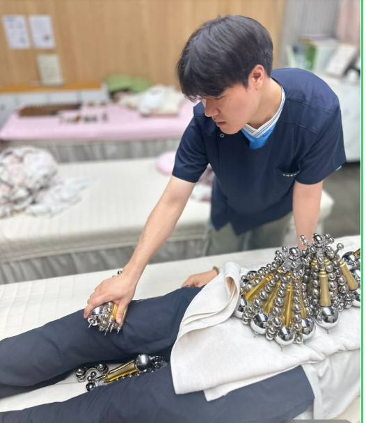 박찬빈 치유사는 뼈마사지 미라클터치는 몸속 생태계를 회복시키는 과정이라고 말한다.