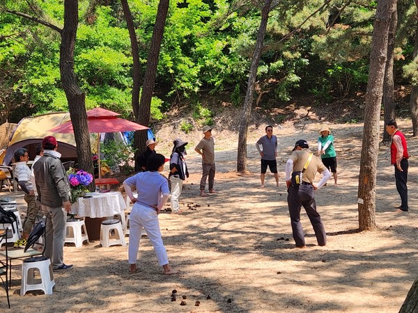 남양우 성악가(맨오른쪽)가 공연에 앞서 맨발걷기 준비운동을 이끌고 있다. 남양우 성악가는 맨발걷기국민운동본부의 서울 강남지회장으로도 봉사 중이다.
