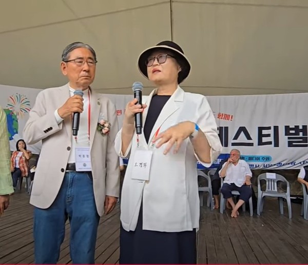오경자 씨(오른쪽)가 자신의 황토육아법 경험을 발표하고 있다. 왼쪽은 박동창 회장.