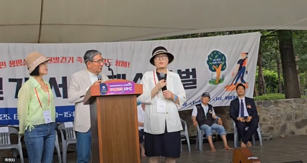 오경자 씨(오른쪽)가 자신의 황토육아법 경험을 발표하고 있다.